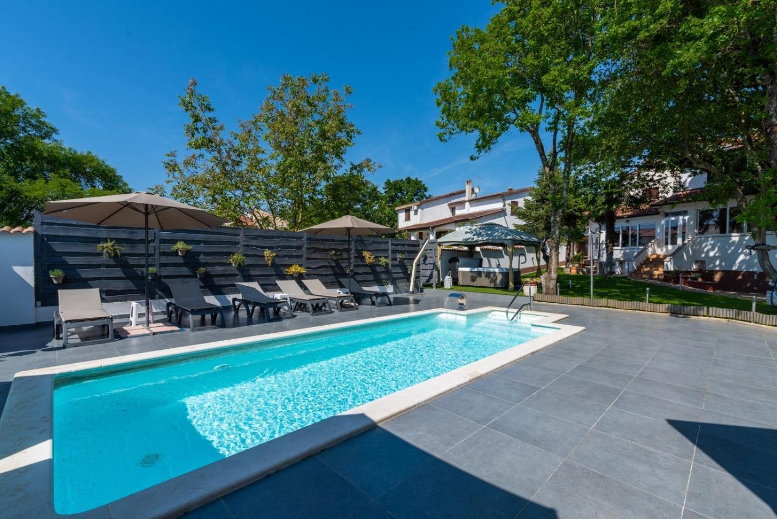 House In With Balcony, Air Conditioning, Wifi, Washing Machine Ferienhaus