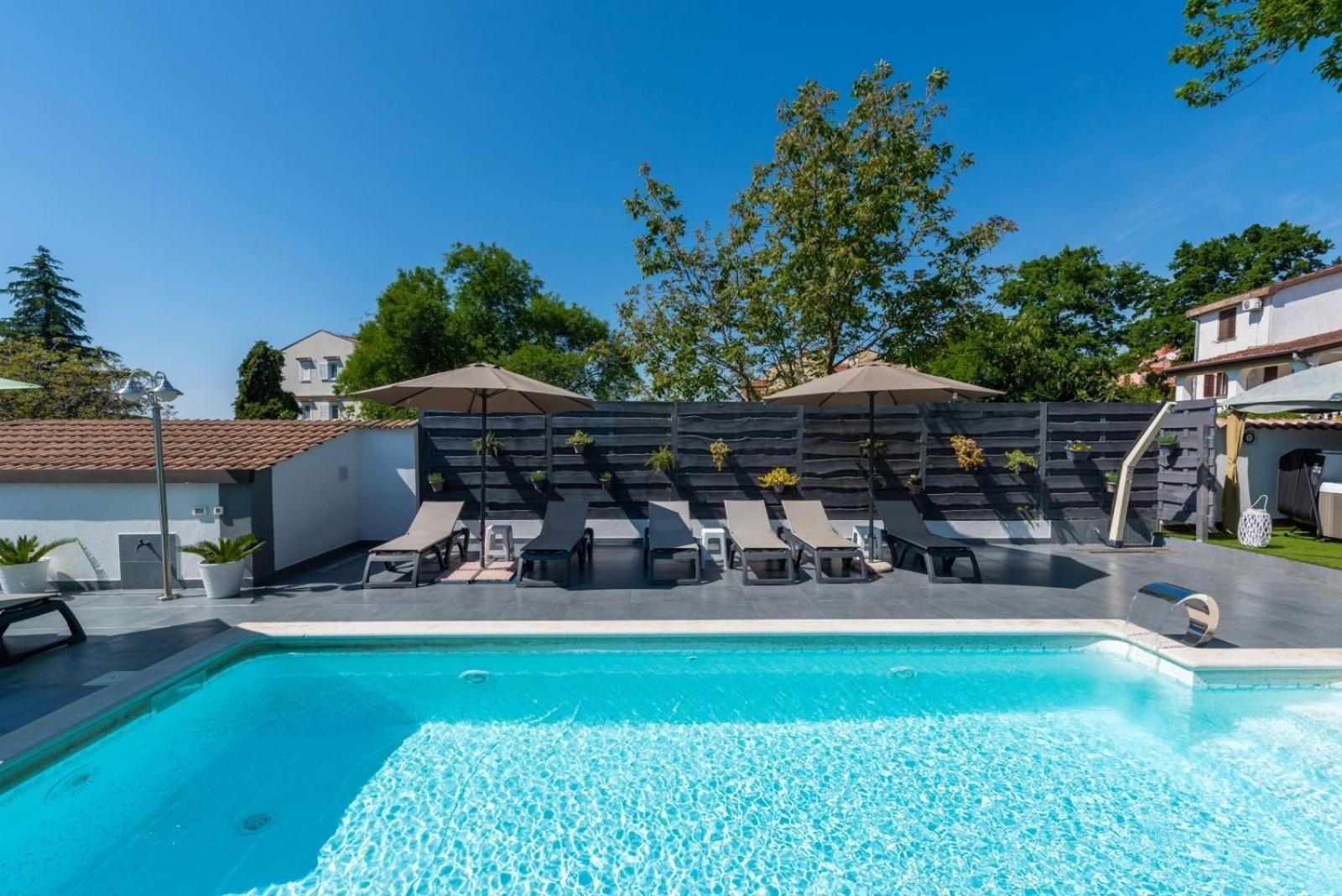 House In With Balcony, Air Conditioning, Wifi, Washing Machine *